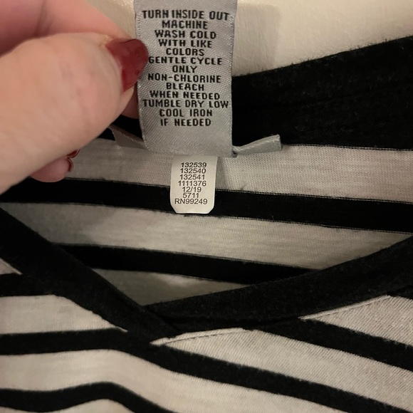 Catherine’s 3X (26/28W) short sleeve v-neck black and white striped tshirt - Picture 3 of 3